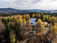 Aussichtsturm Tiefblick auf Herbstwald - Baumwipfelpfad Neuschönau